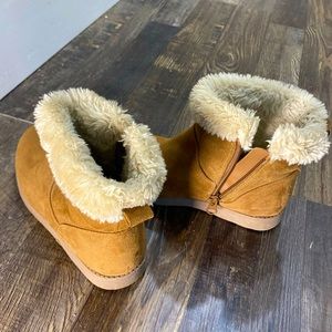 Girls cat&jack side zip Ugg style boots, tan w fur liner size 2